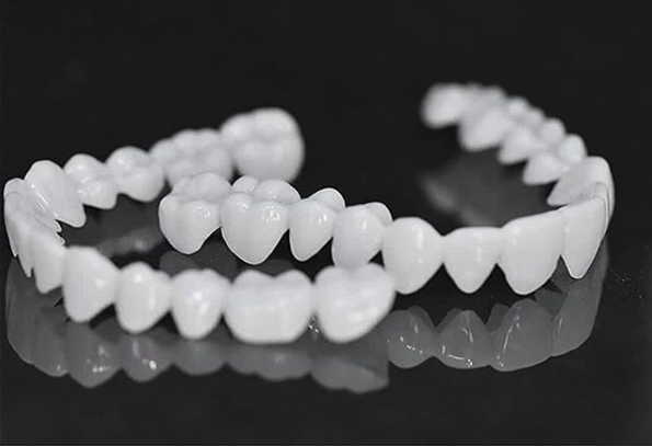 Skanto | Smile Lens – Verstellbare weiße Prothese zur direkten Lächelnkorrektur