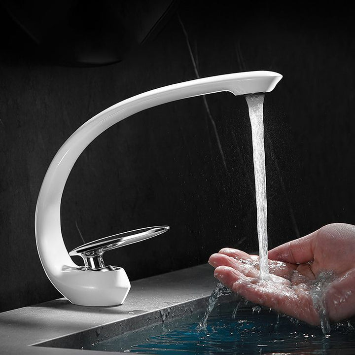 Skanto | Einzigartiger Wasserfall-Messinghahn
