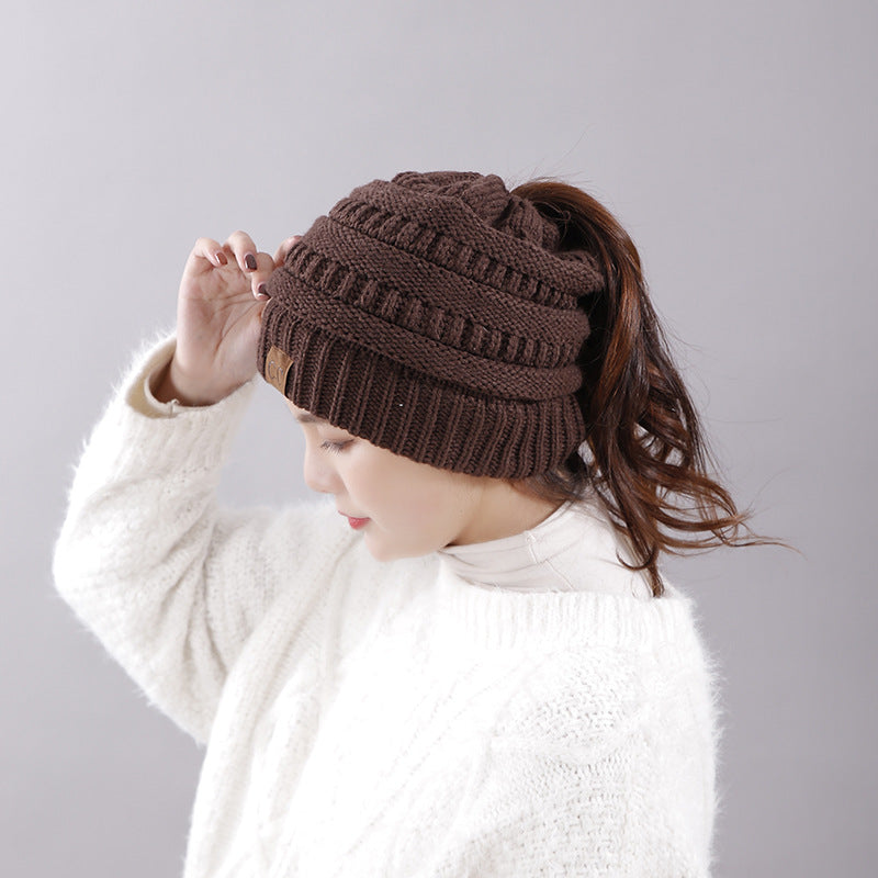 Skanto | Damen Mütze mit Zopföffnung – Lässige Wintermütze aus Strick