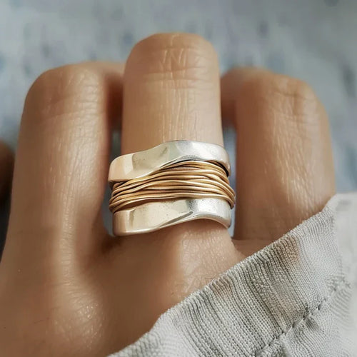 Eleganter Silberring mit luxuriösen Goldakzenten – Solaira