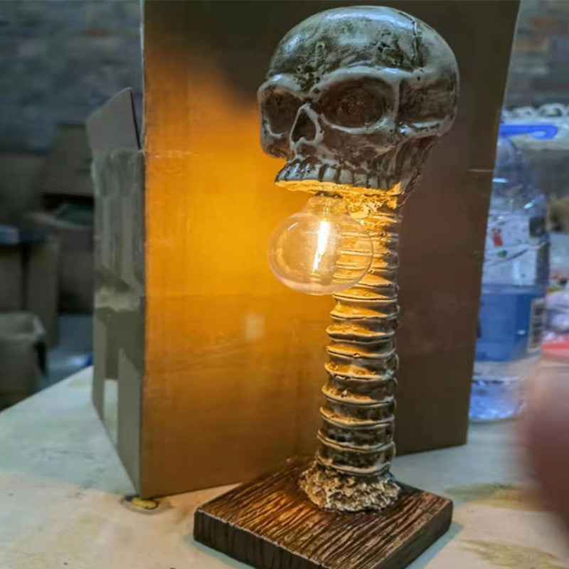 Skanto | Horror-Totenkopf mit Wirbelsäulenlampe