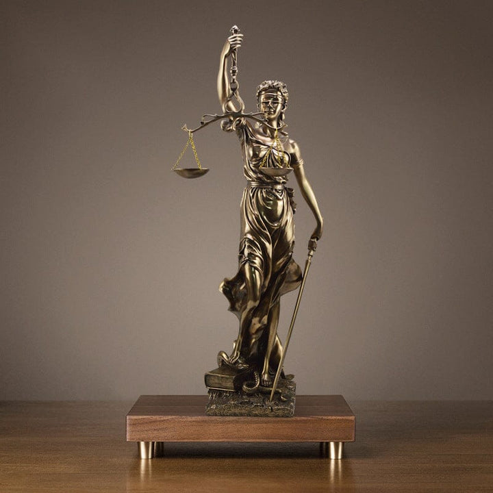 Dekorative Statue der Göttin der Gerechtigkeit