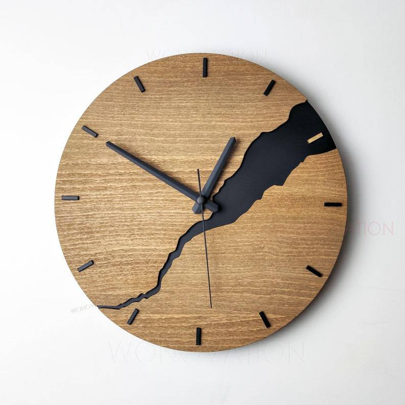 Skanto | RusticEdge – Einzigartige Wanduhr mit rissiger Holzoberfläche und rustikaler Eleganz