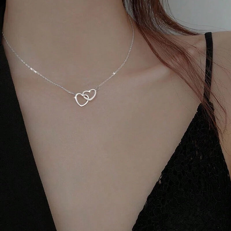 Skanto | Herzkette mit rotierender Rosen-Geschenkbox