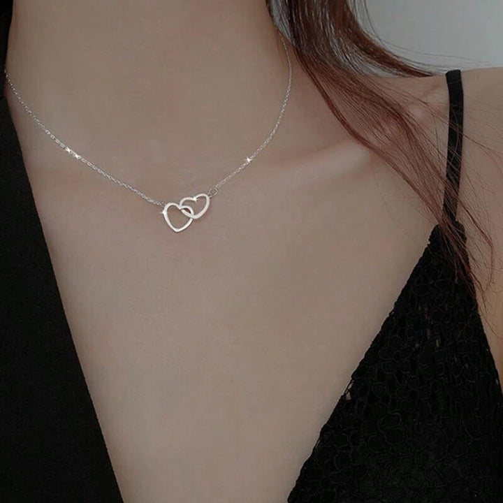 Skanto | Herzkette mit rotierender Rosen-Geschenkbox