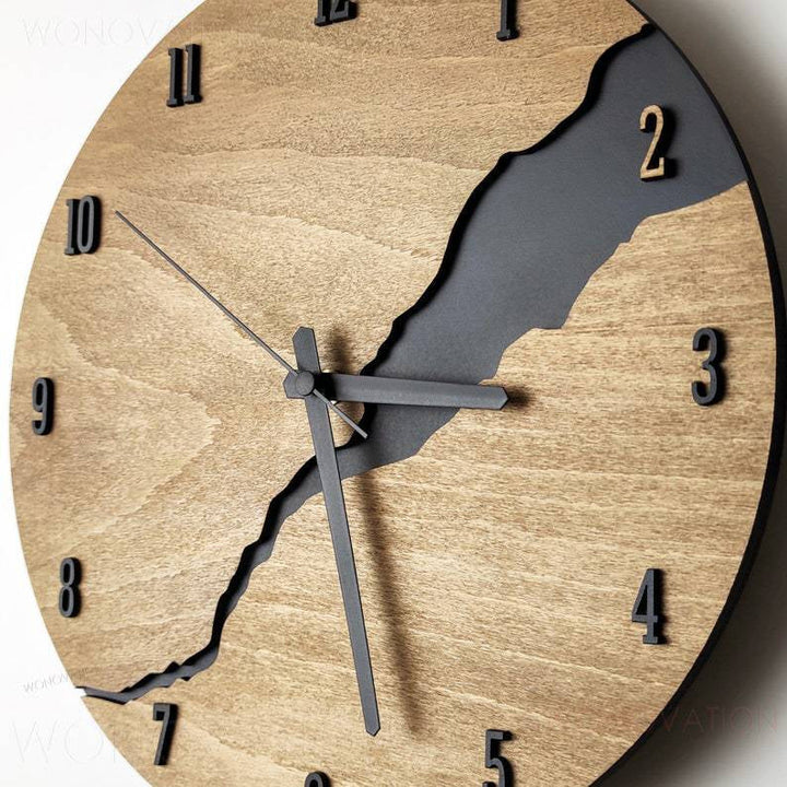 Skanto | RusticEdge – Einzigartige Wanduhr mit rissiger Holzoberfläche und rustikaler Eleganz