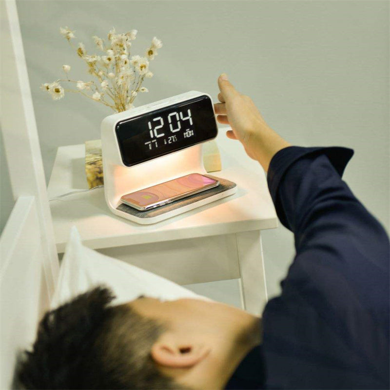 Skanto | 3-in-1 Nachttischlampe mit kabellosem Ladegerät – LCD Wecker & Touch dimmbare LED Schreibtischlampe