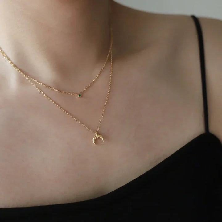 Elegante grüne Diamant-Doppel-Halbmond-Halskette – Selina Kollektion