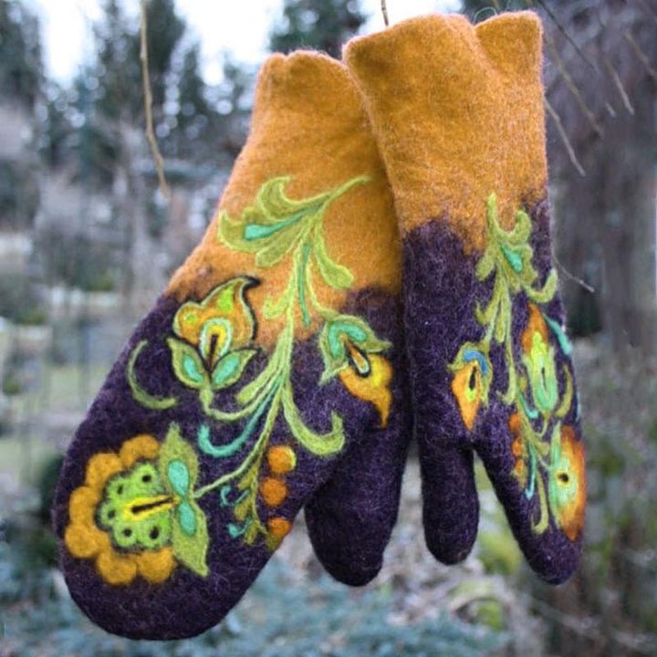 Skanto | Bestickte Weihnachtsfäustlinge mit Blumenmotiv