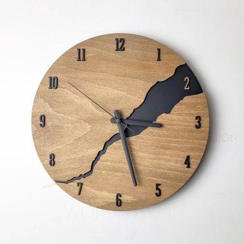 Skanto | RusticEdge – Einzigartige Wanduhr mit rissiger Holzoberfläche und rustikaler Eleganz