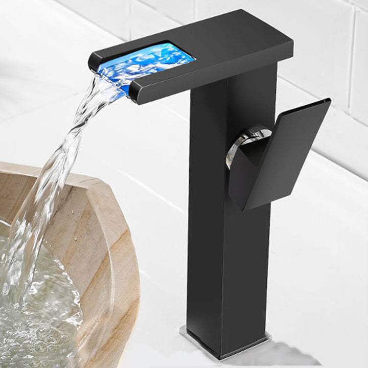 Skanto | Moderner Messing-Wasserhahn mit LED-Wasserfall-Waschtischmischer