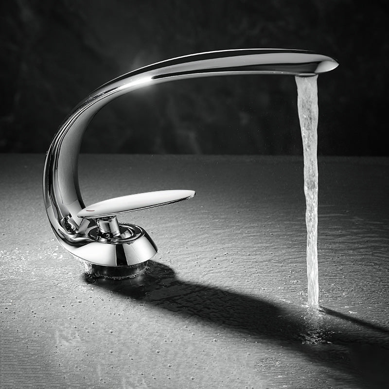 Skanto | Einzigartiger Wasserfall-Messinghahn