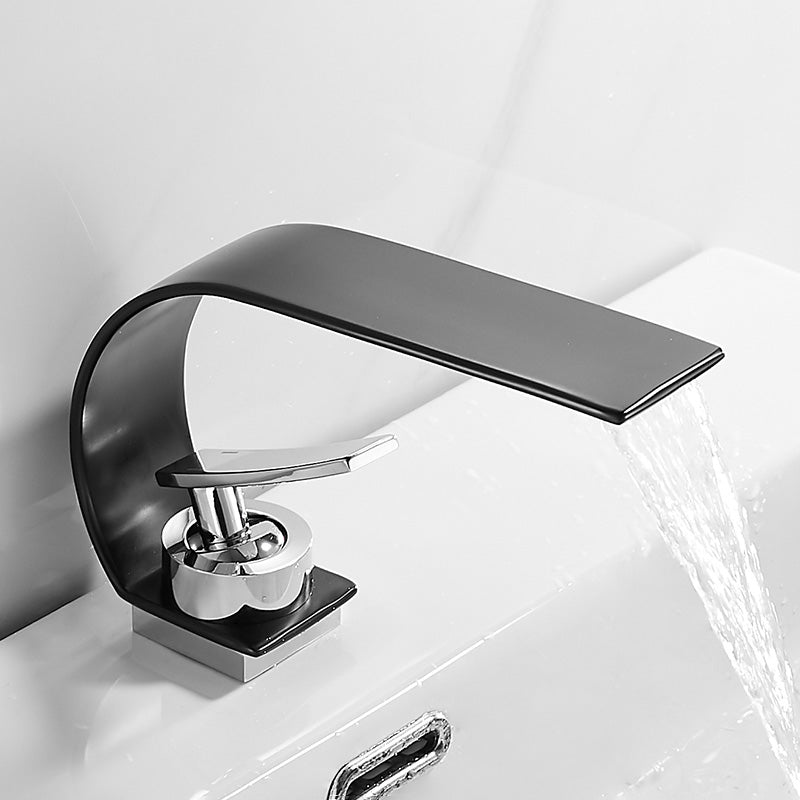 Skanto | Einzigartiger Wasserfall-Messinghahn