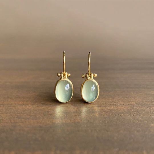 Chic Vintage Ohrringe mit strahlendem grünem Mondstein – Elina Design