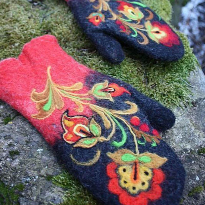 Skanto | Bestickte Weihnachtsfäustlinge mit Blumenmotiv
