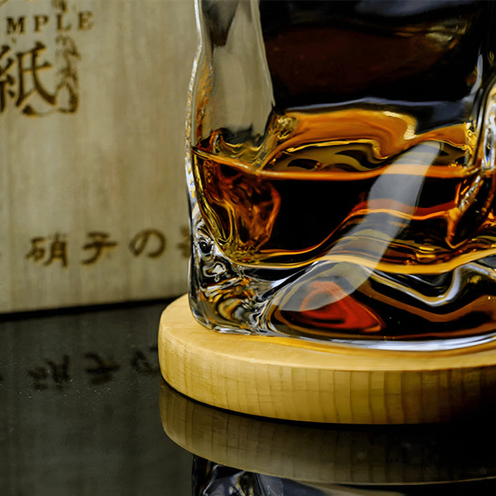 Whiskyglas im Edo-Kiriko-Stil – Handgeschliffen mit einzigartigem Wirbeldesign