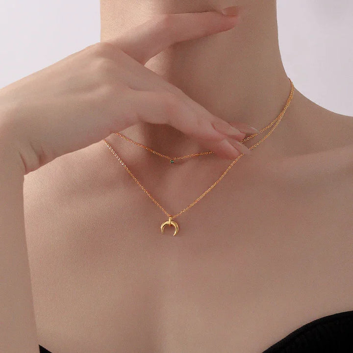 Elegante grüne Diamant-Doppel-Halbmond-Halskette – Selina Kollektion