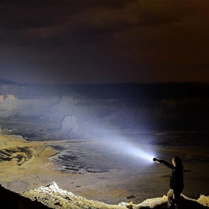 Skanto | Hochleistungs-wasserdichte LED-Taschenlampe | 30.000–50.000 Lumen wiederaufladbare Fackel