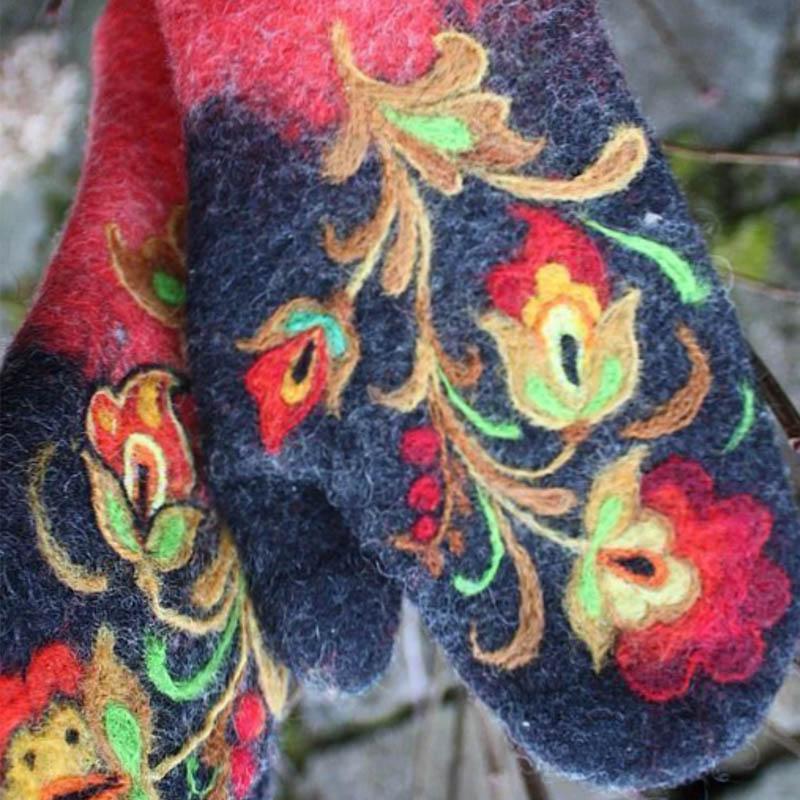 Skanto | Bestickte Weihnachtsfäustlinge mit Blumenmotiv