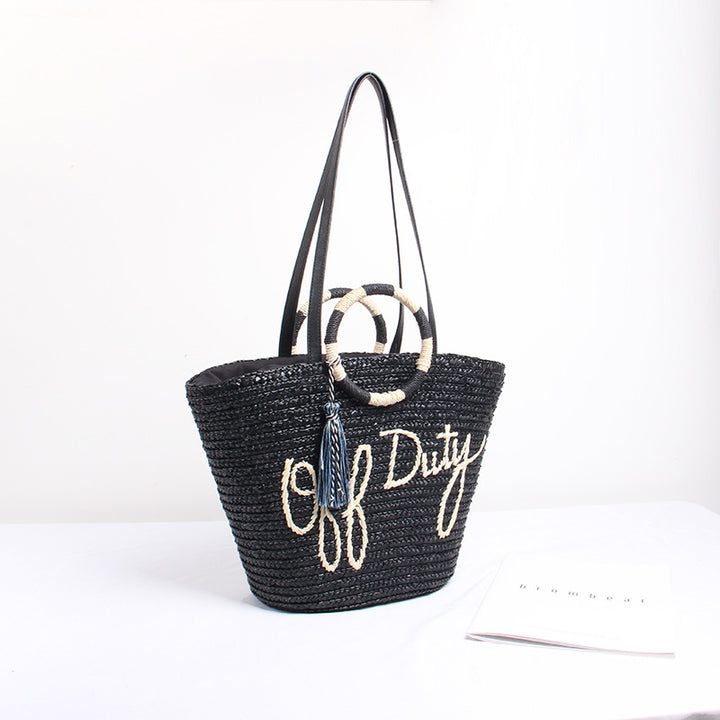 Designer Strohtasche mit verspieltem Text und dekorativem Pompon Skanto