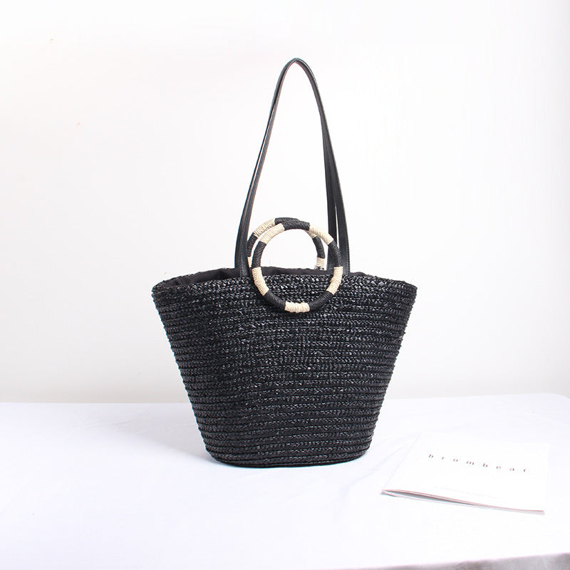 Designer Strohtasche mit verspieltem Text und dekorativem Pompon Skanto