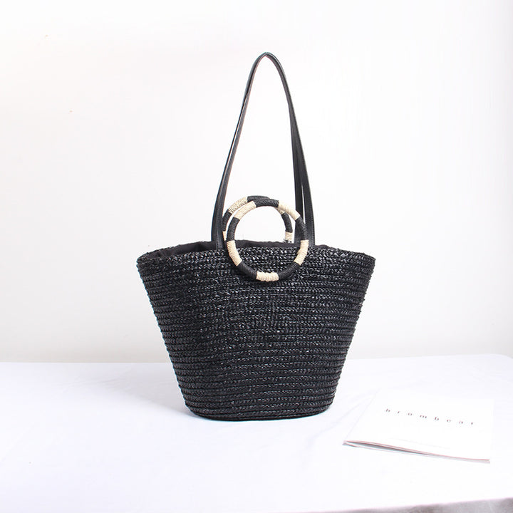 Designer Strohtasche mit verspieltem Text und dekorativem Pompon Skanto