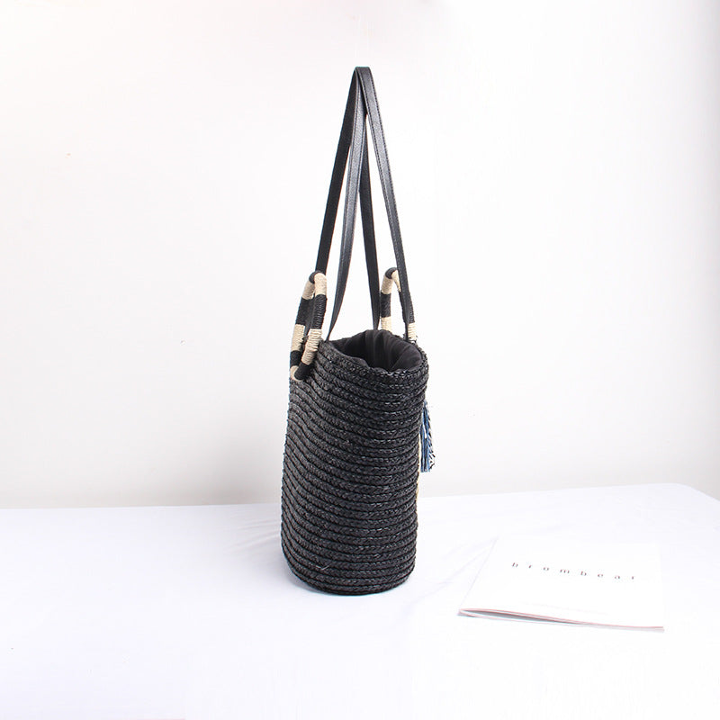 Designer Strohtasche mit verspieltem Text und dekorativem Pompon Skanto