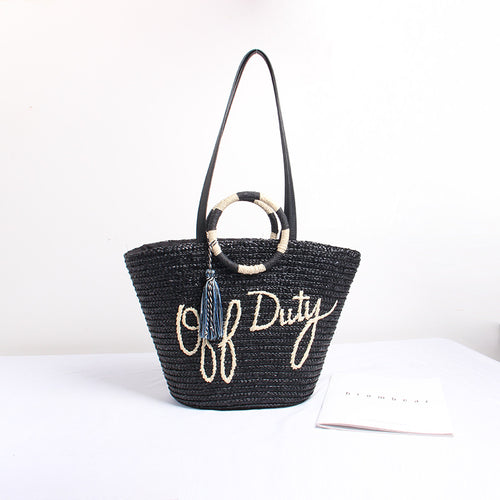 Designer Strohtasche mit verspieltem Text und dekorativem Pompon Skanto
