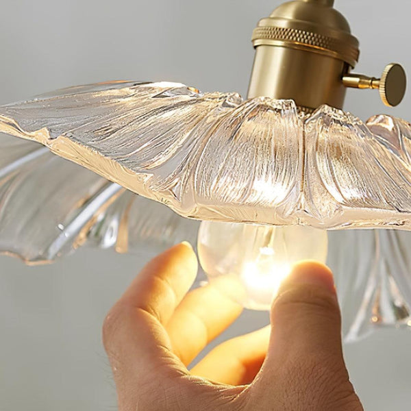 Skanto | Romantische Pendelleuchte mit blumenförmigem Glasschirm