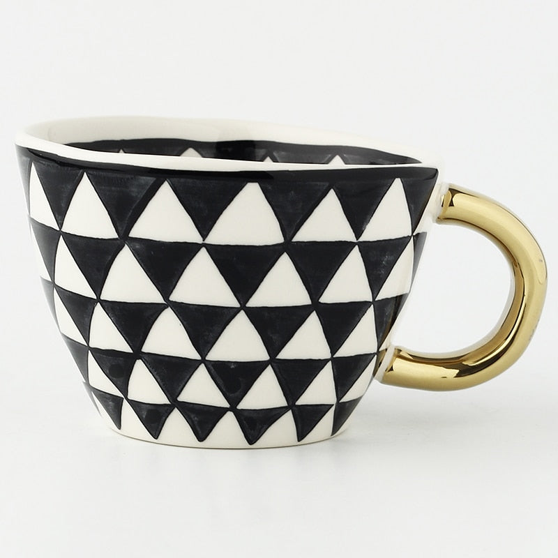 Skanto | Tasse mit abstraktem geometrischem Muster und Goldgriff