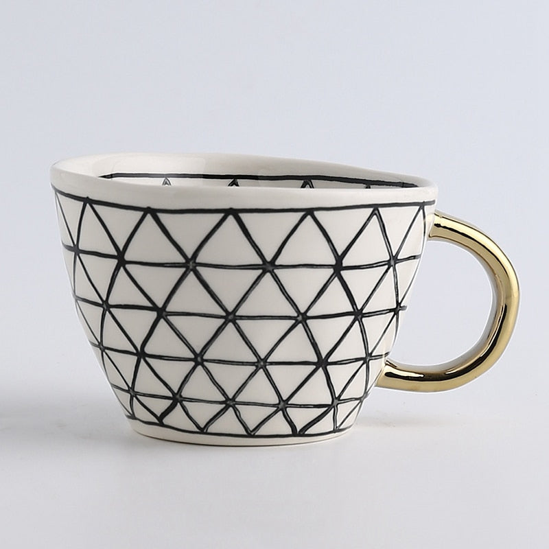 Skanto | Tasse mit abstraktem geometrischem Muster und Goldgriff