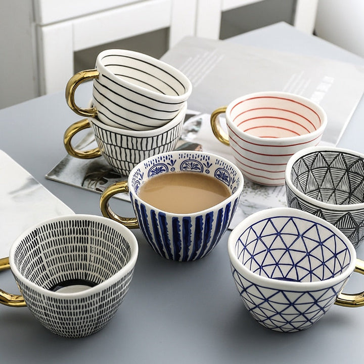 Skanto | Tasse mit abstraktem geometrischem Muster und Goldgriff