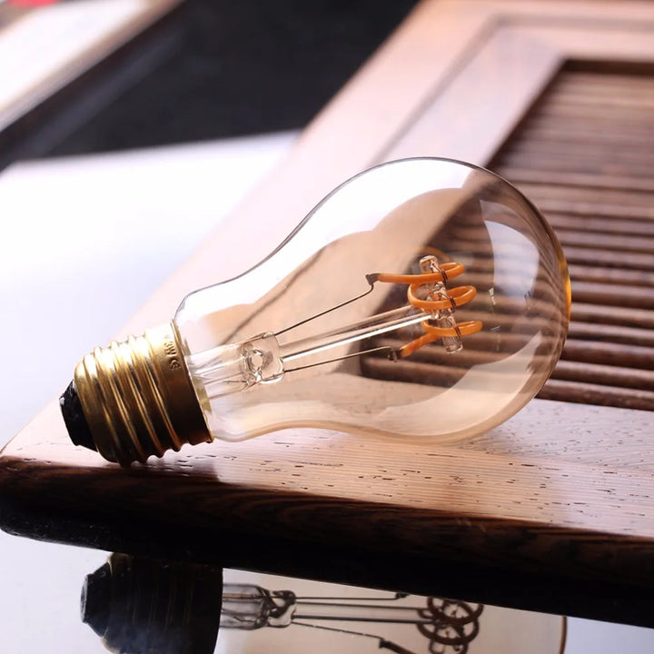 Skanto | Dimmbare Vintage LED-Glühbirne (3W, E27 Sockel) - Goldene Spiralfilament für Kronleuchter & Dekorative Beleuchtung