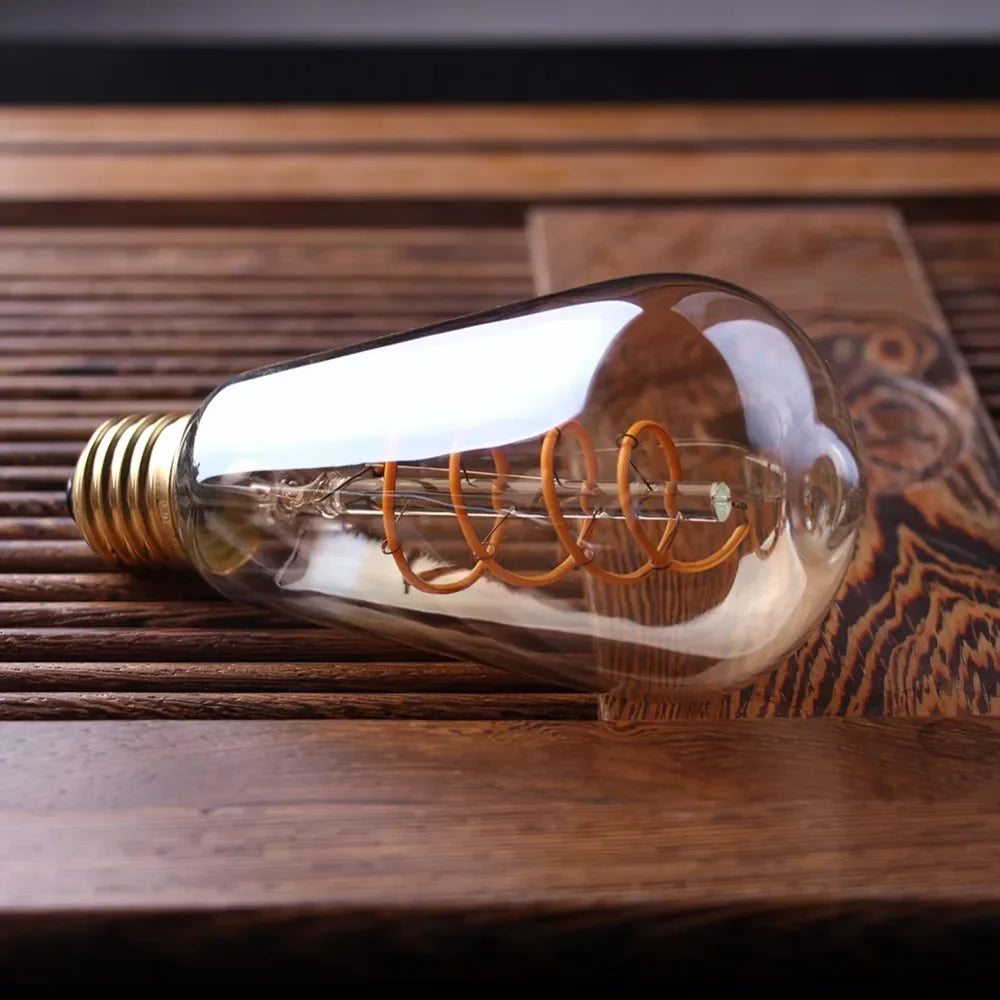 Skanto | Dimmbare Vintage LED-Glühbirne (3W, E27 Sockel) - Goldene Spiralfilament für Kronleuchter & Dekorative Beleuchtung