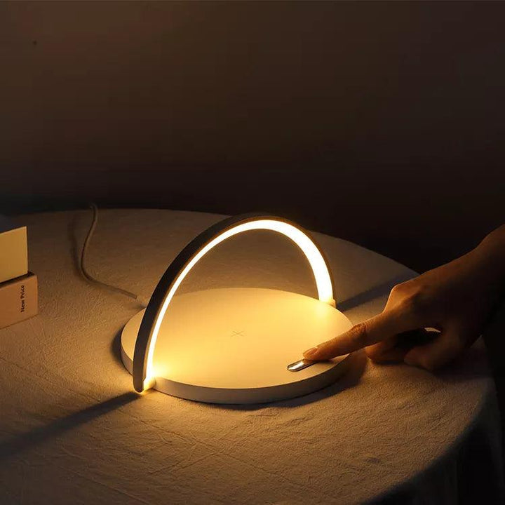 Skanto | PowerHub – 3-in-1 Kabelloses Ladegerät, Telefonständer & LED-Schreibtischlampe