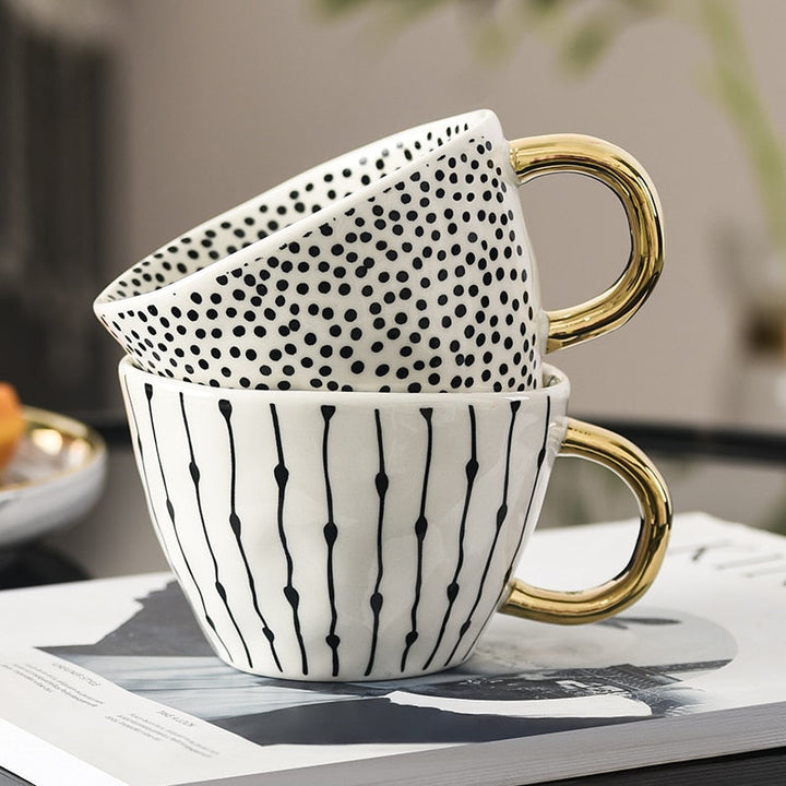 Skanto | Tasse mit abstraktem geometrischem Muster und Goldgriff
