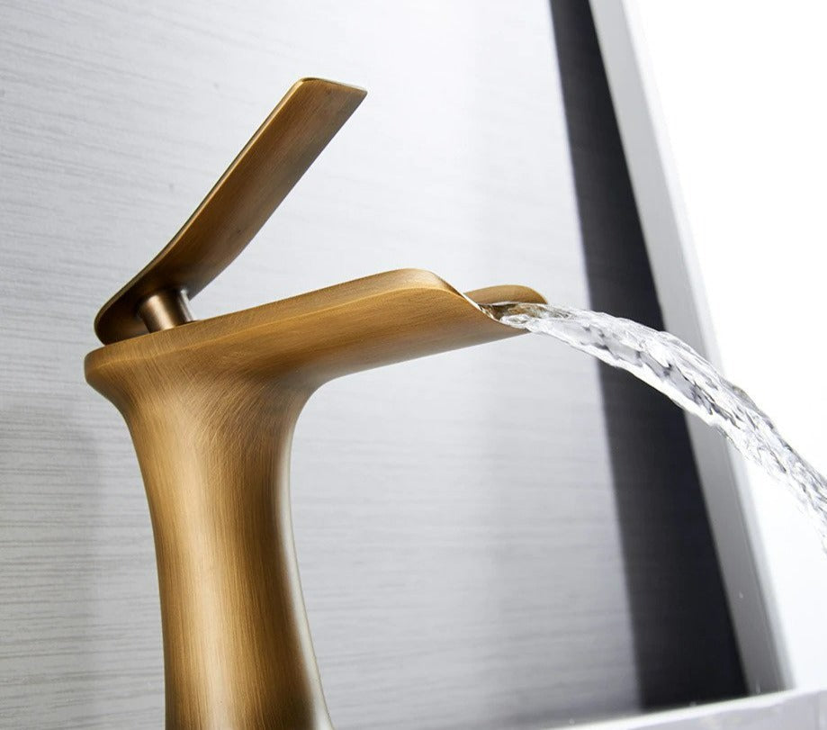 Skanto | Moderne Wasserfall-Badarmatur – Stilvolles Design & eleganter Wasserfluss