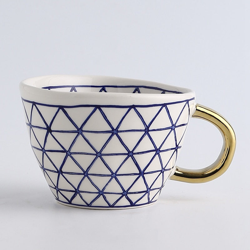 Skanto | Tasse mit abstraktem geometrischem Muster und Goldgriff