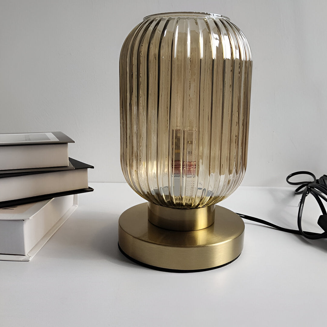 Skanto | Nordische Tischlampe mit geripptem Glas