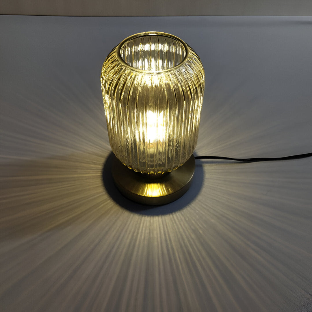Skanto | Nordische Tischlampe mit geripptem Glas
