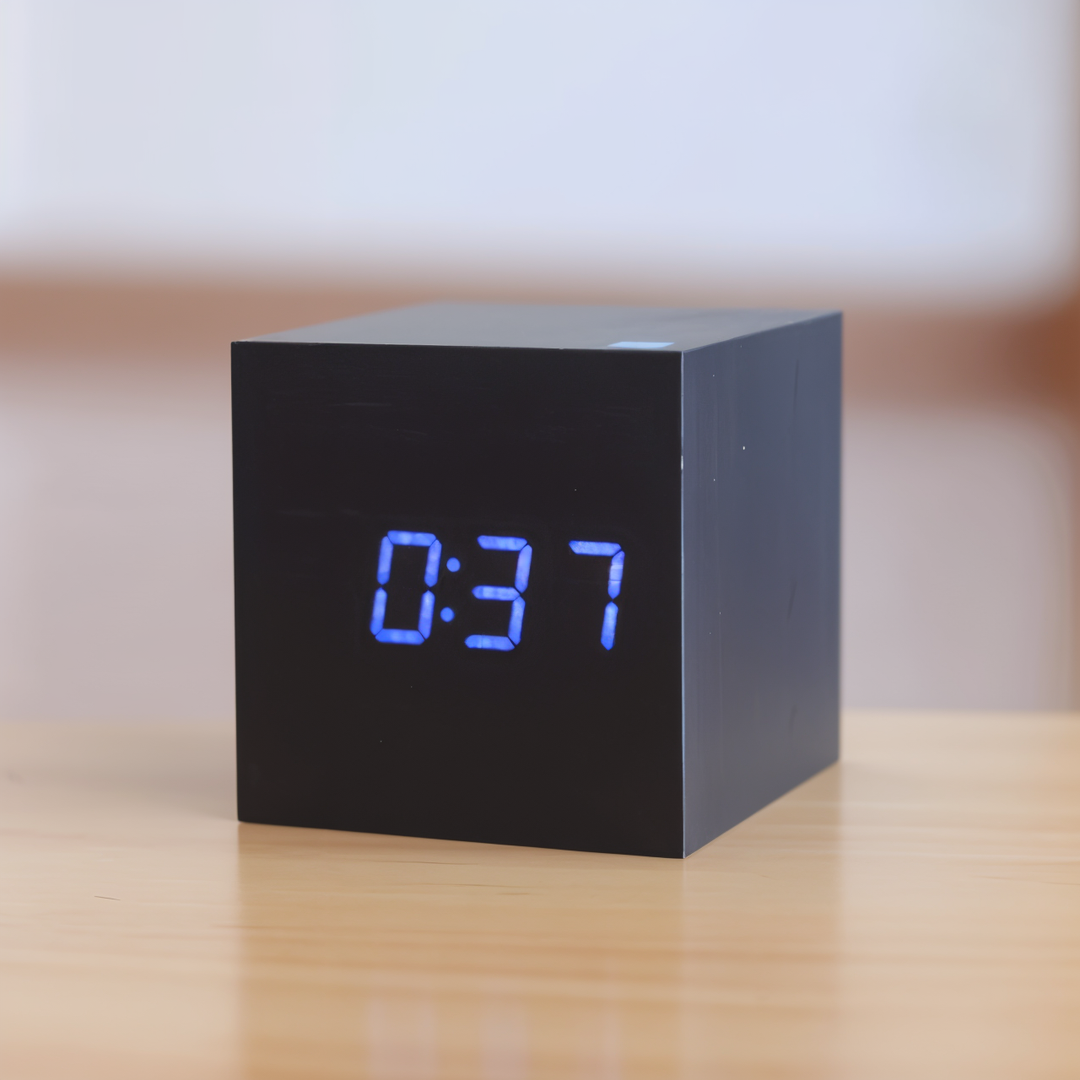 Skanto | Digitale LED-Uhr - Würfeluhr - Holzuhr