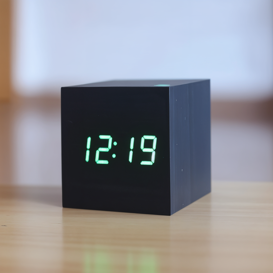 Skanto | Digitale LED-Uhr - Würfeluhr - Holzuhr
