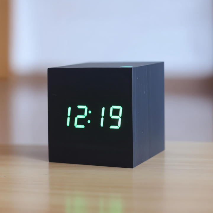 Skanto | Digitale LED-Uhr - Würfeluhr - Holzuhr