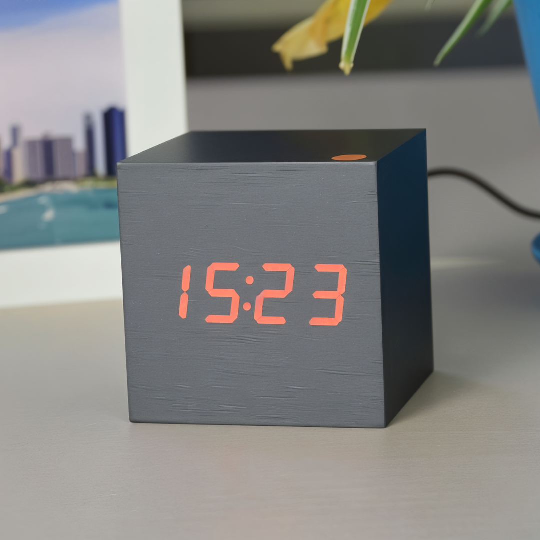 Skanto | Digitale LED-Uhr - Würfeluhr - Holzuhr