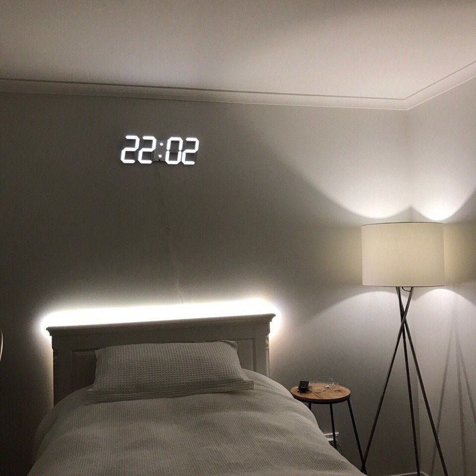 3D LED Wanduhr Skanto | Moderne Digitaluhr | Dimmbares LED-Licht | Elegante Wanddekoration