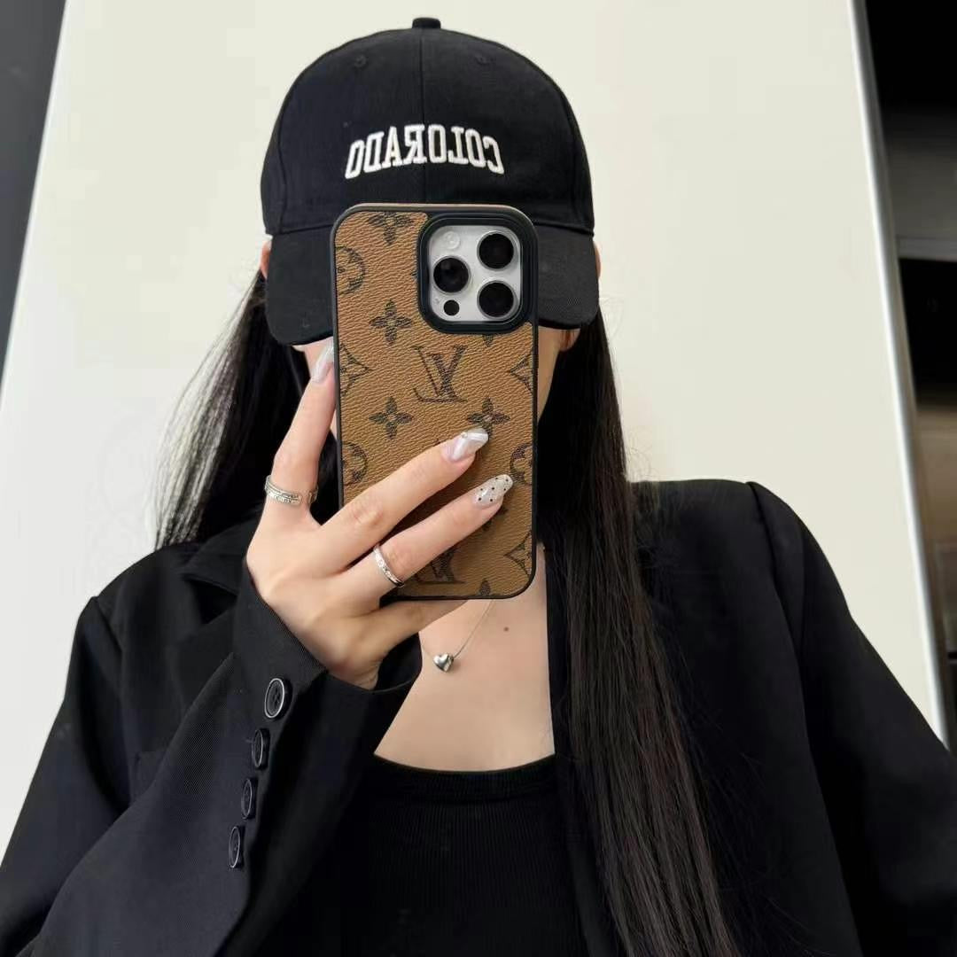 Skanto | Luxuriöse Marken Designer Lederhülle für iPhone