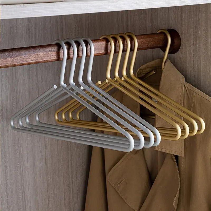 Skanto | Luxus Anzug-Kleiderbügel-Set Matt 4 Plus 1