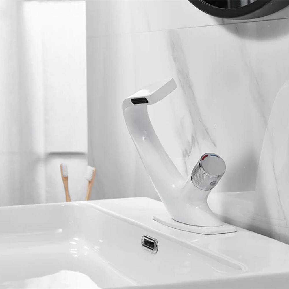 Skanto | AQUACASCADE Servantkran – Moderner Wasserfall-Badmischer aus massivem Messing