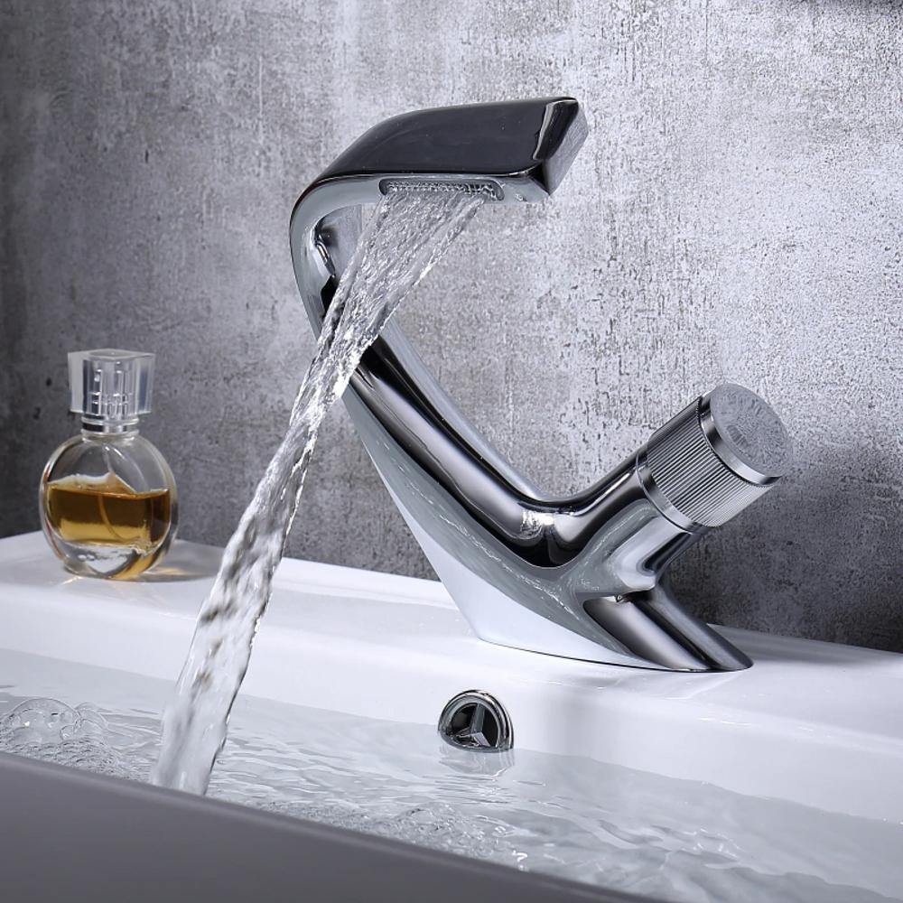 Skanto | AQUACASCADE Servantkran – Moderner Wasserfall-Badmischer aus massivem Messing