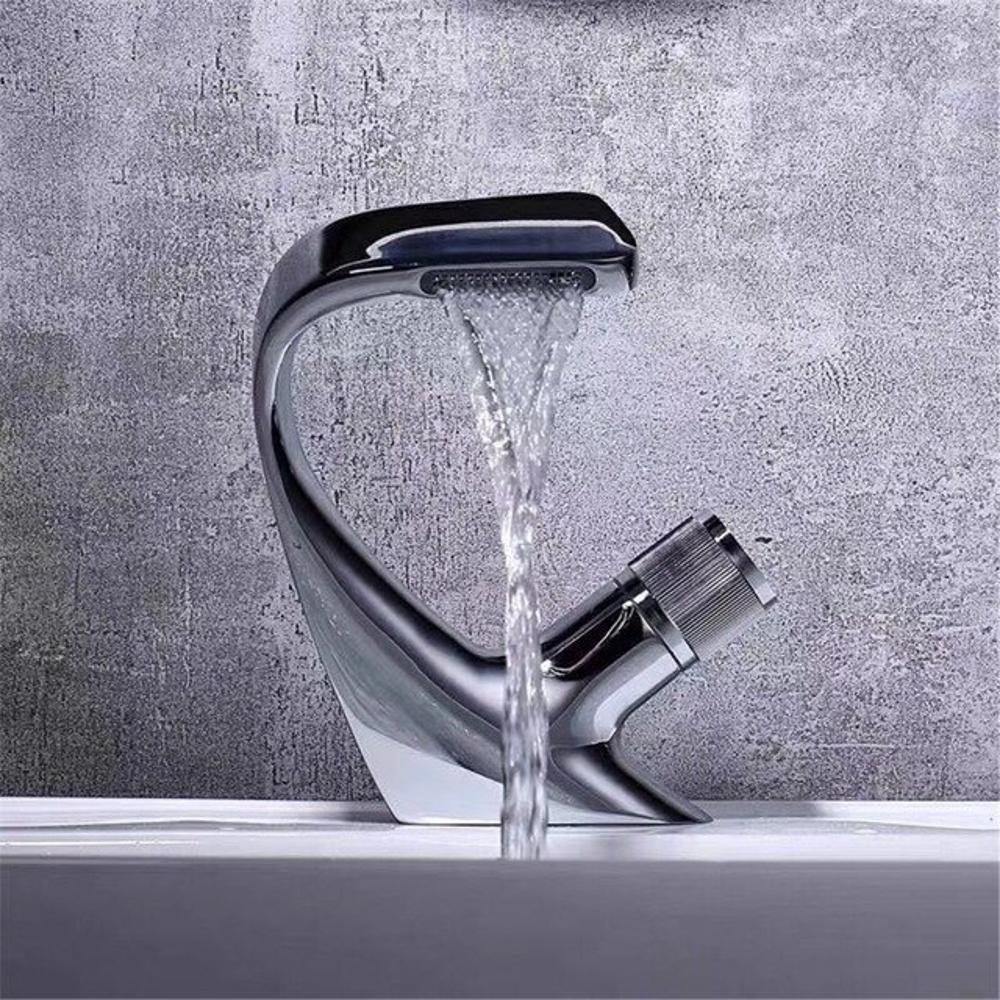 Skanto | AQUACASCADE Servantkran – Moderner Wasserfall-Badmischer aus massivem Messing